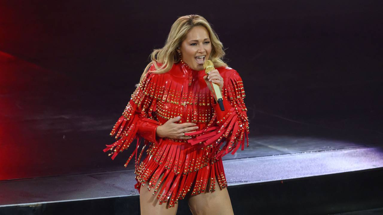 Sängerin Helene Fischer steht auf der Bühne.