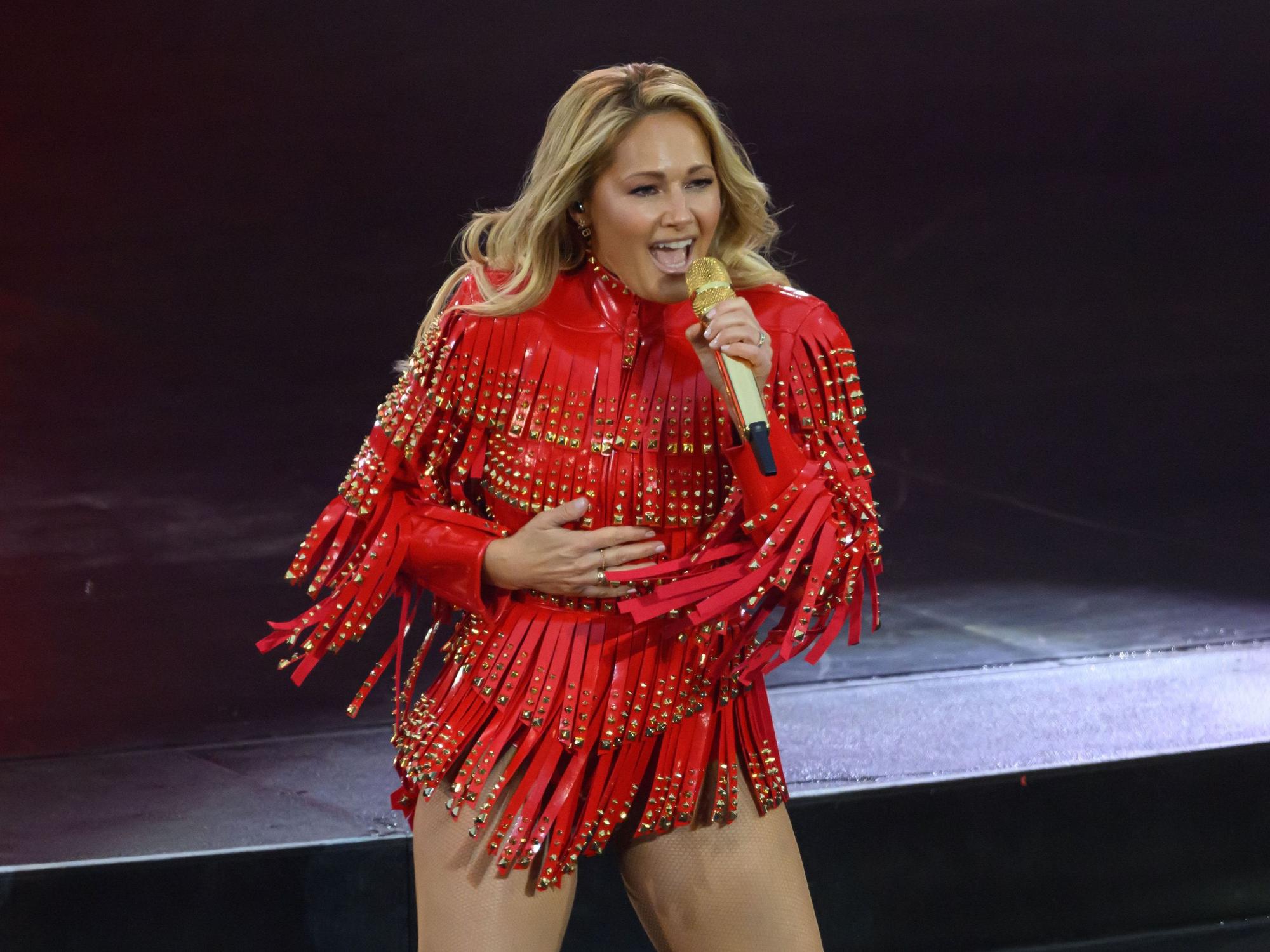 Helene Fischer tritt im Rudolf-Harbig-Stadion beim Auftakt ihrer „360° Stadion Tour 2026“ auf.