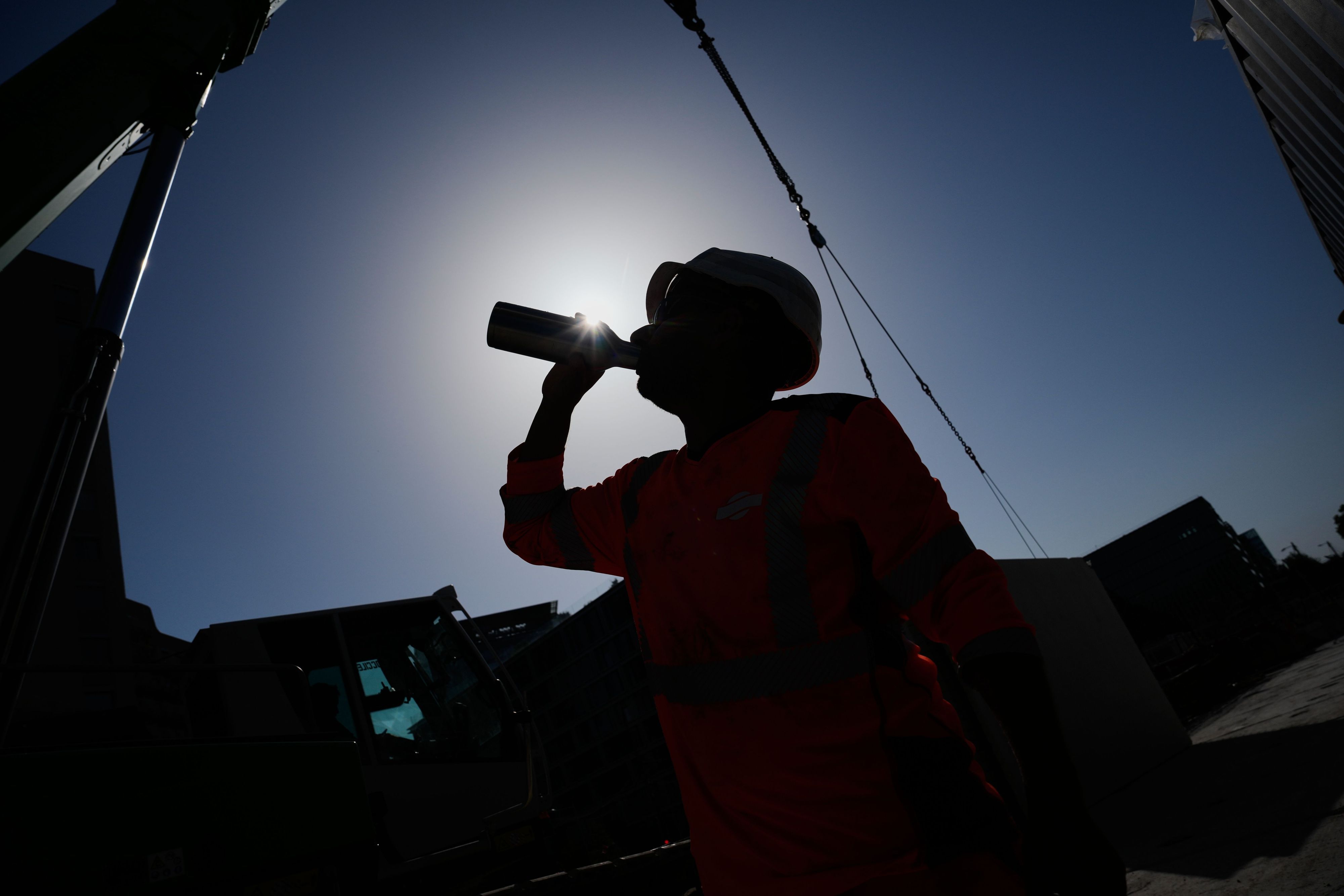 24.06.2026, Frankreich, Paris: Ein Arbeiter trinkt bei hohen Temperaturen auf einer Baustelle in Boulogne-Billancourt vor den Toren von Paris Wasser. Die Hitzewelle in Frankreich setzt sich fort, in Paris werden Rekordtemperaturen erwartet. Foto: Christophe Ena/AP/dpa +++ dpa-Bildfunk +++