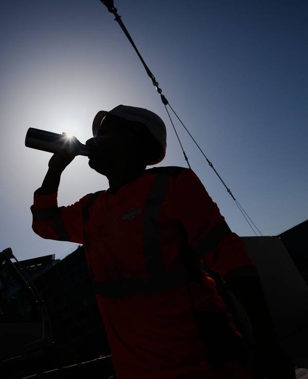 24.06.2026, Frankreich, Paris: Ein Arbeiter trinkt bei hohen Temperaturen auf einer Baustelle in Boulogne-Billancourt vor den Toren von Paris Wasser. Die Hitzewelle in Frankreich setzt sich fort, in Paris werden Rekordtemperaturen erwartet. Foto: Christophe Ena/AP/dpa +++ dpa-Bildfunk +++