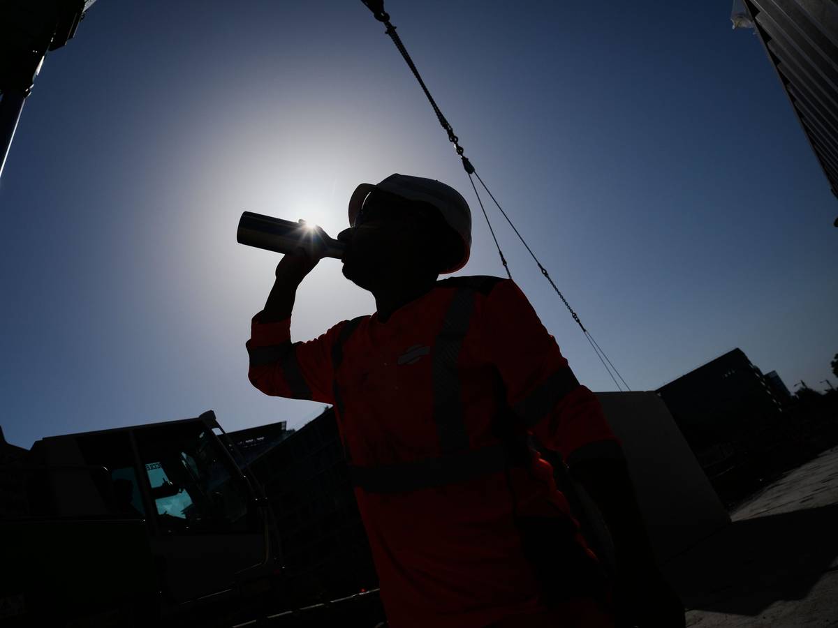24.06.2026, Frankreich, Paris: Ein Arbeiter trinkt bei hohen Temperaturen auf einer Baustelle in Boulogne-Billancourt vor den Toren von Paris Wasser. Die Hitzewelle in Frankreich setzt sich fort, in Paris werden Rekordtemperaturen erwartet. Foto: Christophe Ena/AP/dpa +++ dpa-Bildfunk +++