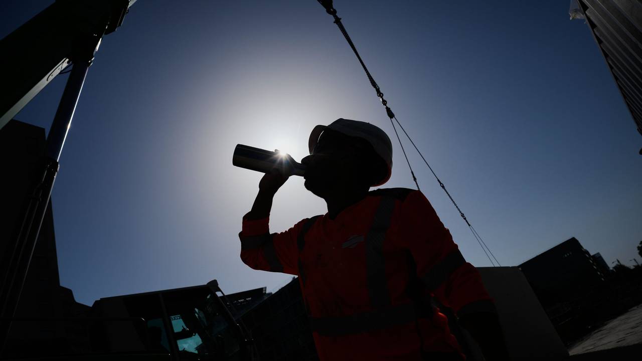 24.06.2026, Frankreich, Paris: Ein Arbeiter trinkt bei hohen Temperaturen auf einer Baustelle in Boulogne-Billancourt vor den Toren von Paris Wasser. Die Hitzewelle in Frankreich setzt sich fort, in Paris werden Rekordtemperaturen erwartet. Foto: Christophe Ena/AP/dpa +++ dpa-Bildfunk +++