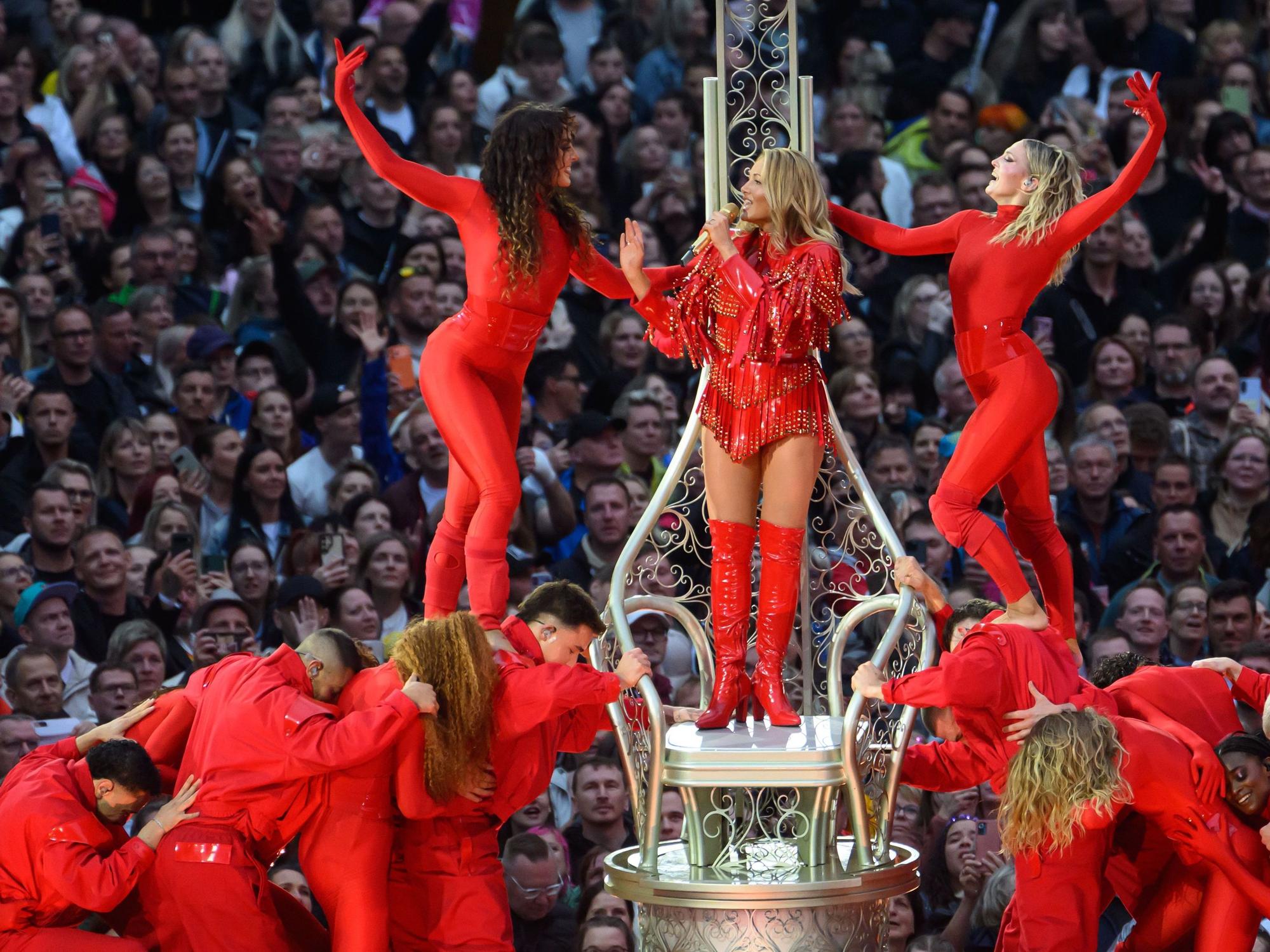 Helene Fischer (M) tritt im Rudolf-Harbig-Stadion beim Auftakt ihrer „360° Stadion Tour 2026“ auf.