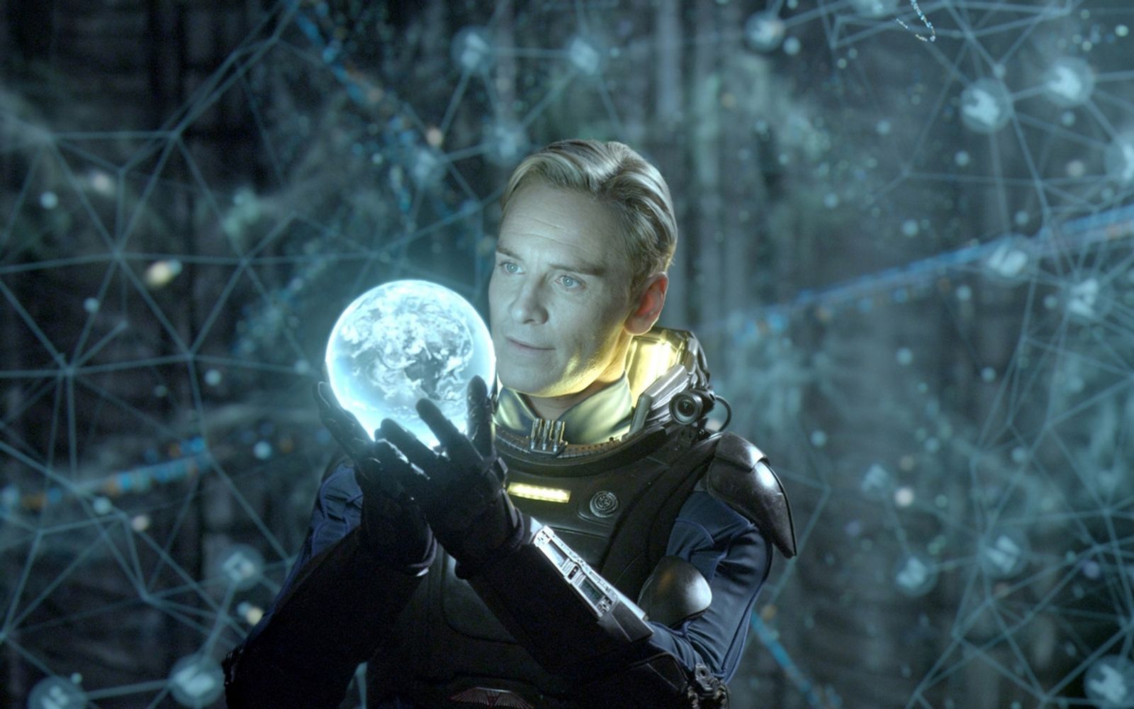 Android David (Michael Fassbender) verfolgt eine eigene Agenda auf dem fernen Planeten. (Bild: 2012 Twentieth Century Fox Film Corporation. All rights reserved.)