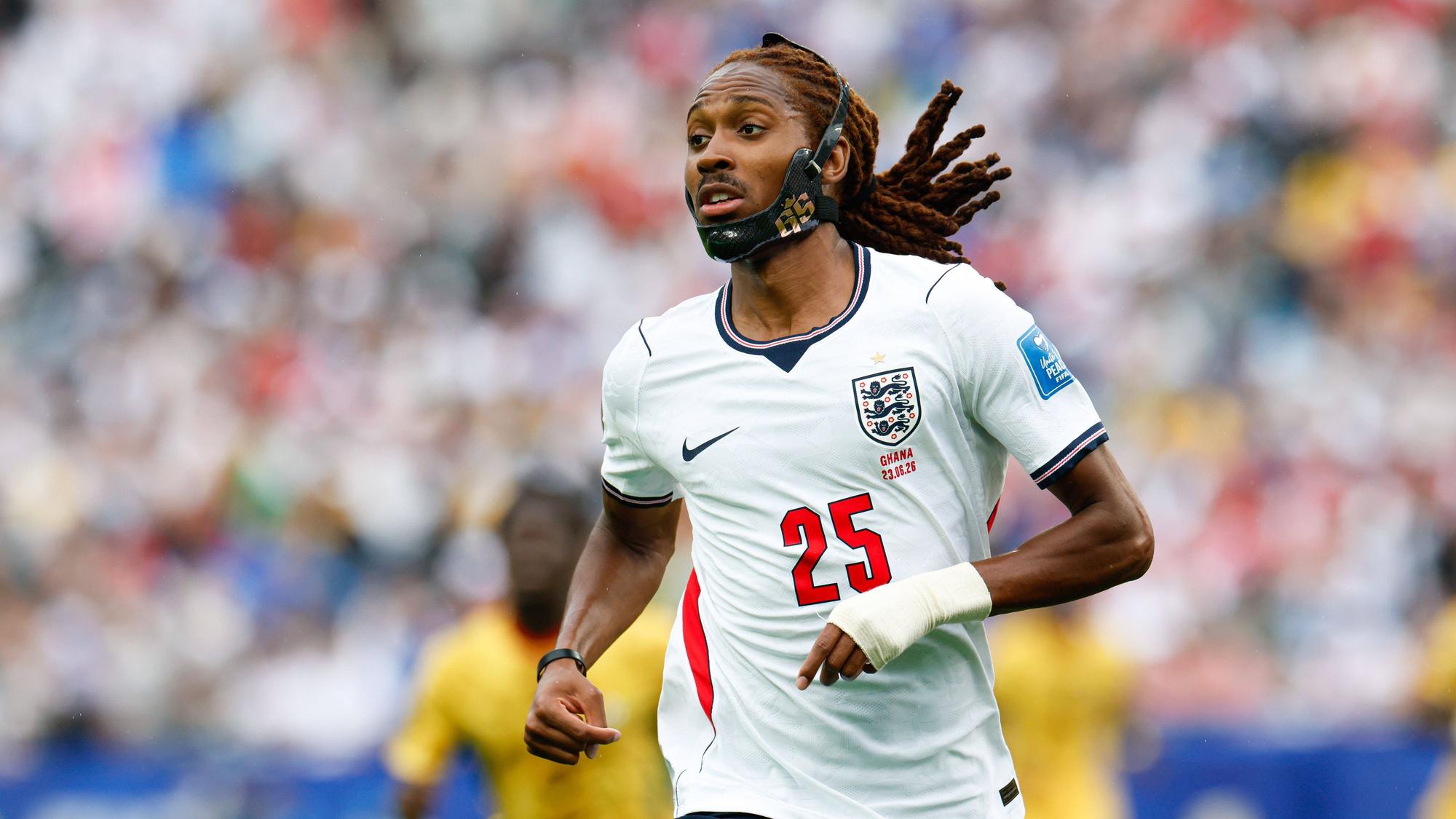 Djed Spence läuft im Spiel der WM 2026 über den Platz.