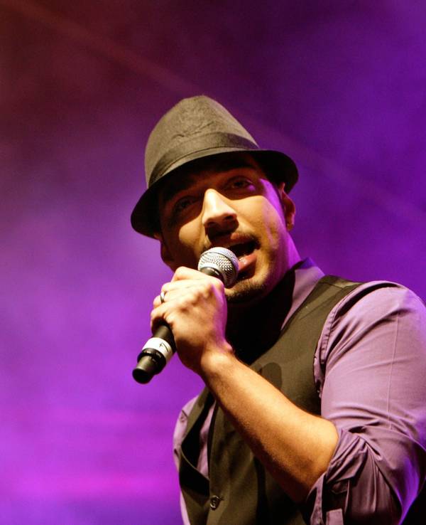 Mehrzad Marashi performt.