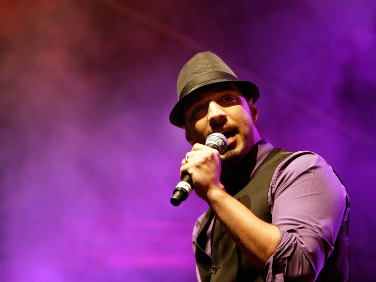 Mehrzad Marashi performt.