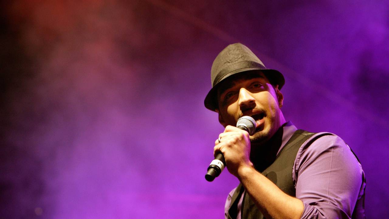 Mehrzad Marashi performt.