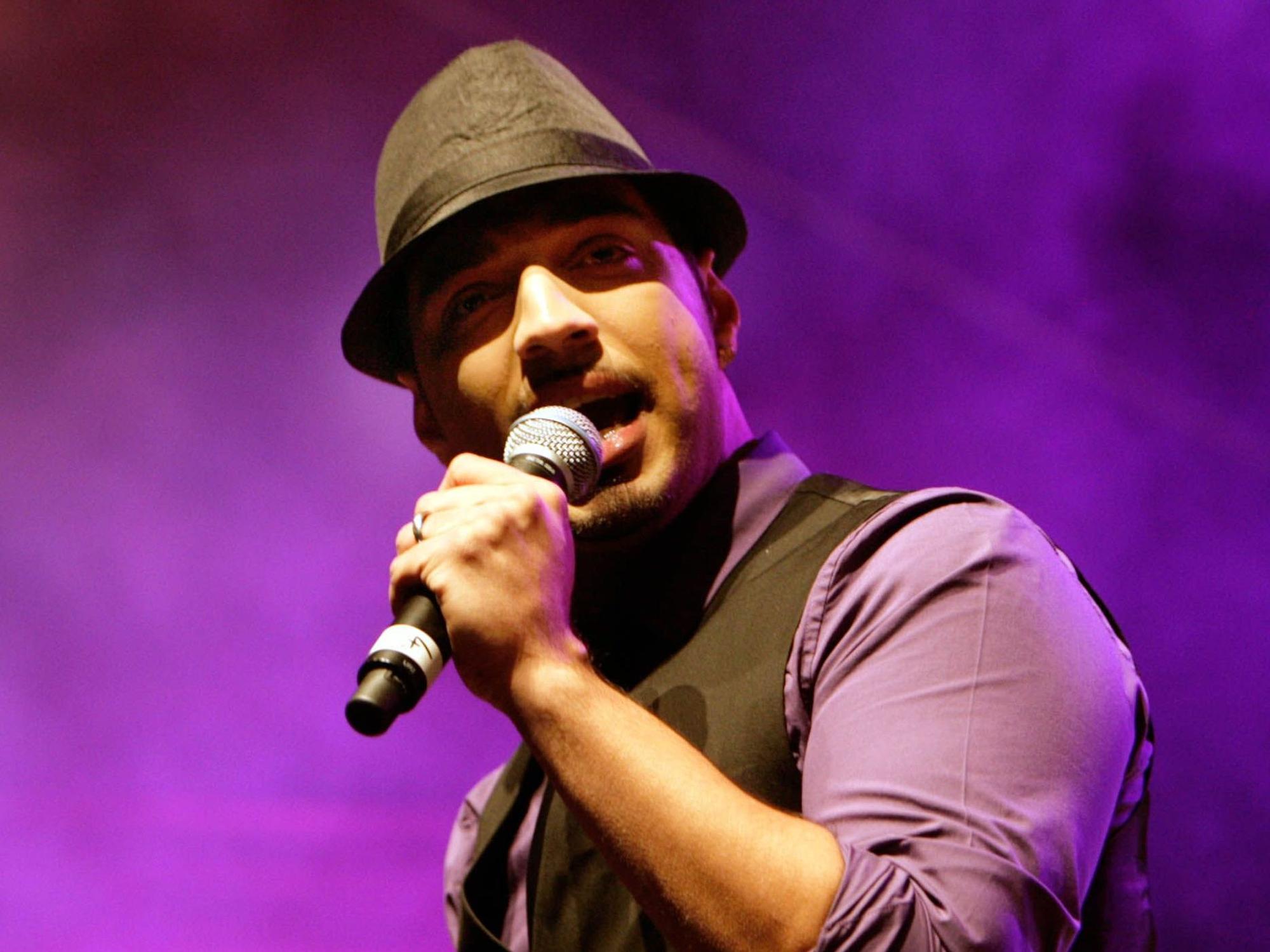 Mehrzad Marashi performt.