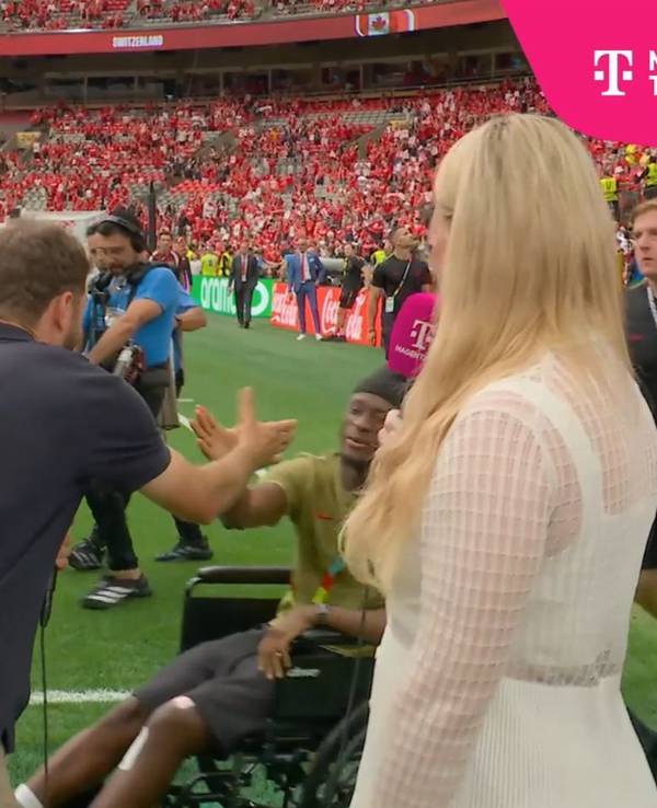 Thomas Müller schlägt mit dem verletzten Ismael Koné ein.