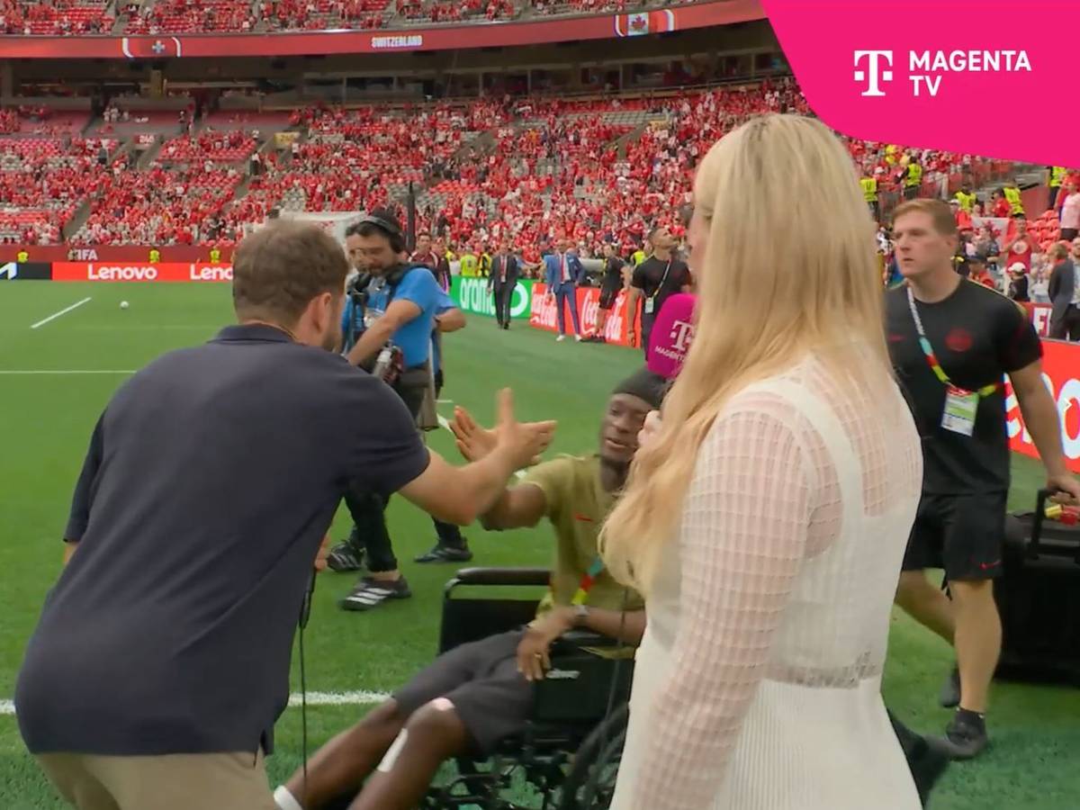 Thomas Müller schlägt mit dem verletzten Ismael Koné ein.