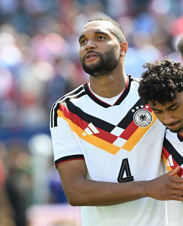 Jonathan Tah und Nathaniel Brown umarmen sich nach der Partie.