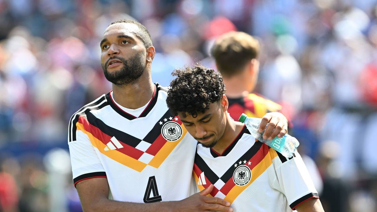 Jonathan Tah und Nathaniel Brown umarmen sich nach der Partie.