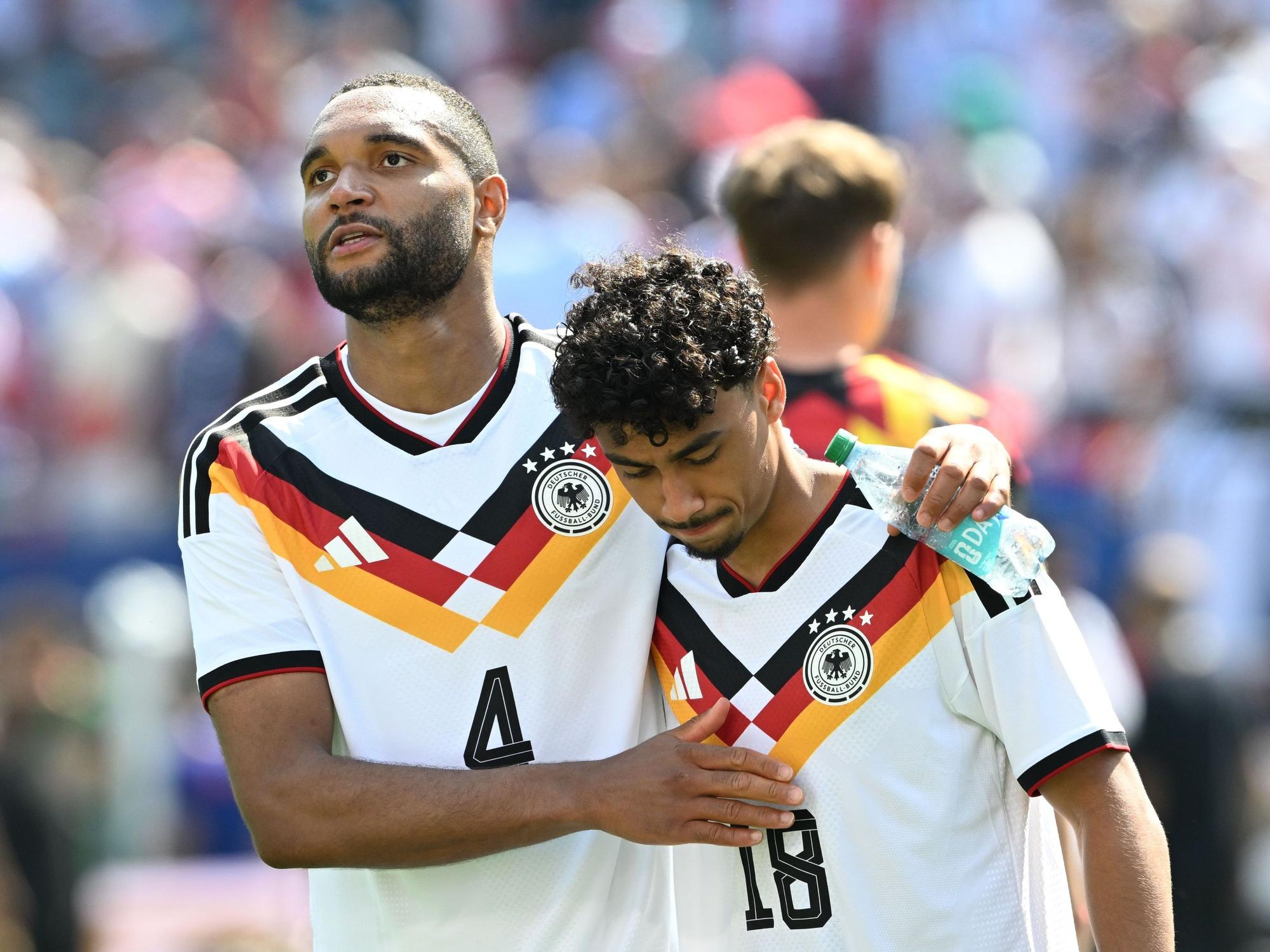 Jonathan Tah und Nathaniel Brown umarmen sich nach der Partie.