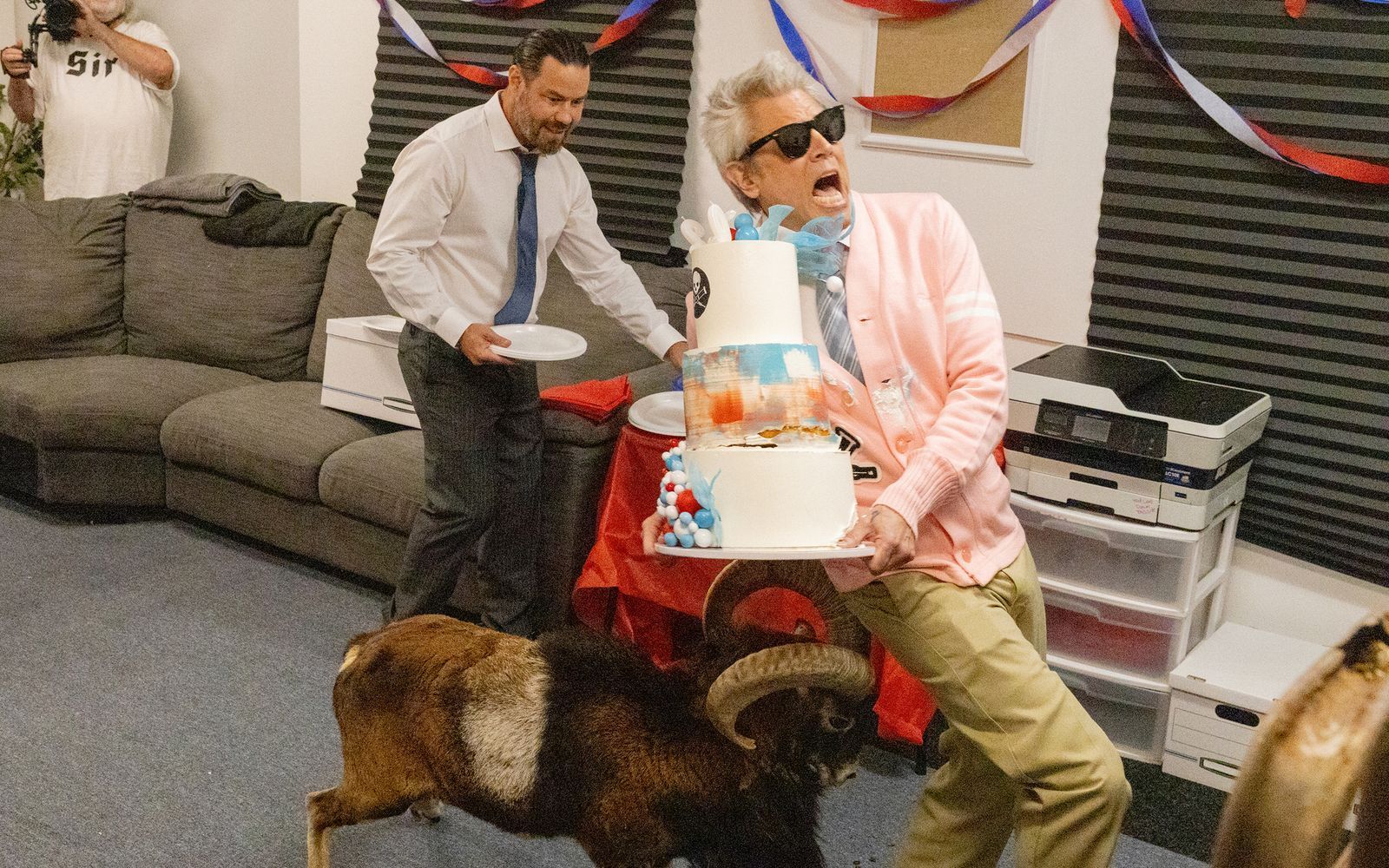 Was haben ein Widder und eine mehrstöckige Torte miteinander zu tun? Wer den „Jackass“-Humor (im Bild: Johnny Knoxville, rechts, und Chris Pontius) kennt, wird es schnell verstehen ... (Bild: 2026 Paramount Pictures)