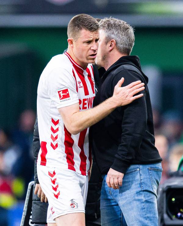 Dominique Heintz wird ausgewechselt und schlägt mit Lukas Kwasniok ab.