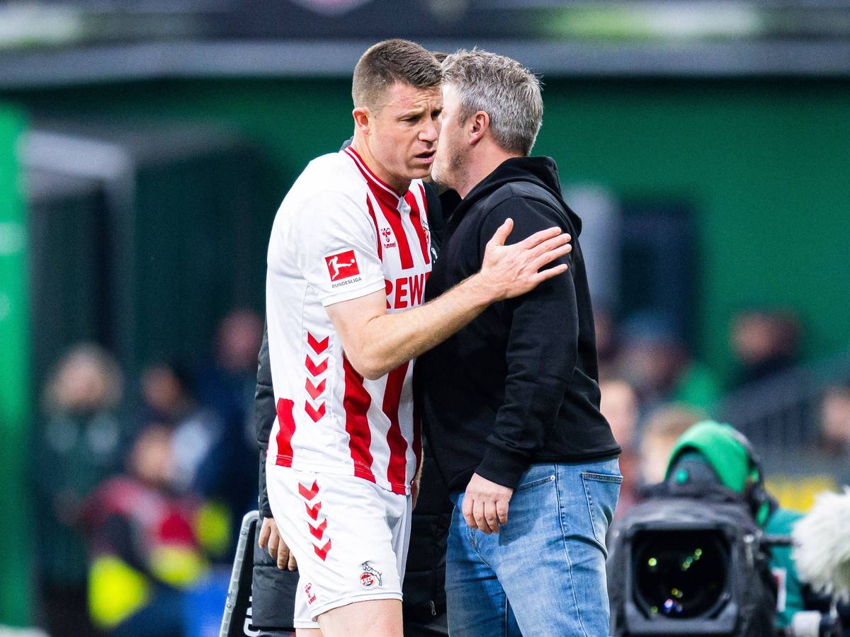 Dominique Heintz wird ausgewechselt und schlägt mit Lukas Kwasniok ab.