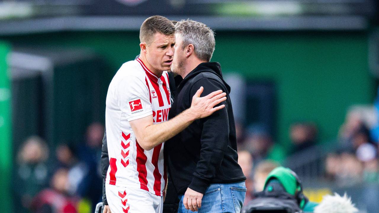 Dominique Heintz wird ausgewechselt und schlägt mit Lukas Kwasniok ab.