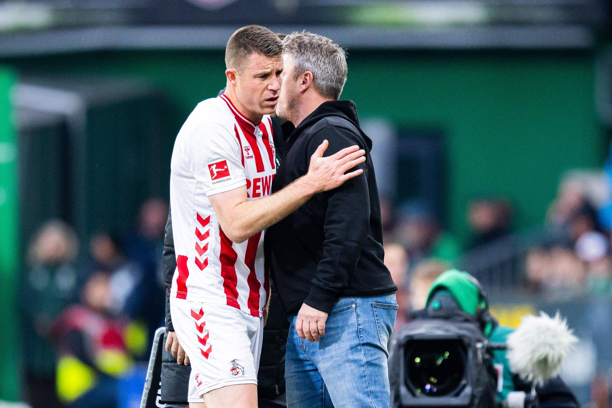 Dominique Heintz wird ausgewechselt und schlägt mit Lukas Kwasniok ab.