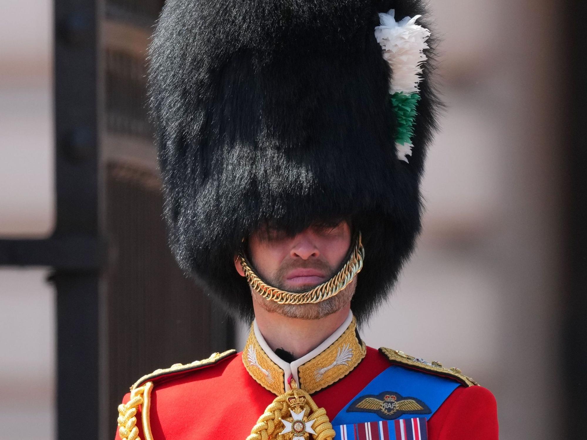 Prinz William von Wales sitzt vor dem Buckingham Palace während der „Trooping the Colour“, der jährlichen Geburtstagsparade des Königs Charles III., in der Uniform der Welsh Guards auf seinem Pferd.