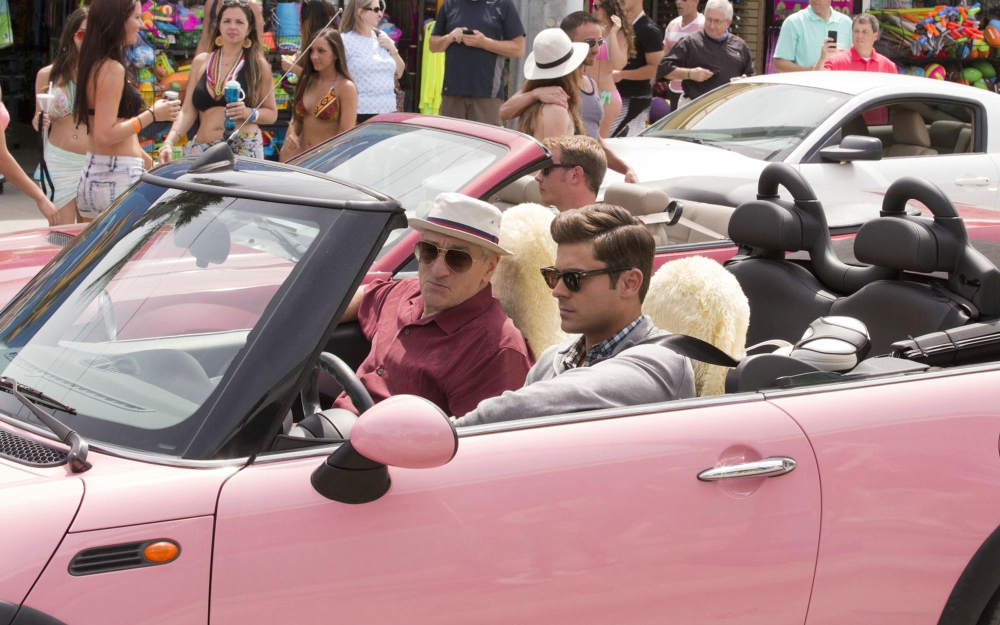 Was ein heißer Schlitten: Jason (Zac Efron, rechts) und Dick (Robert De Niro, links) sind in einem rosa Mini Cooper unterwegs. (Bild: 2016 Constantin Film Verleih GmbH)