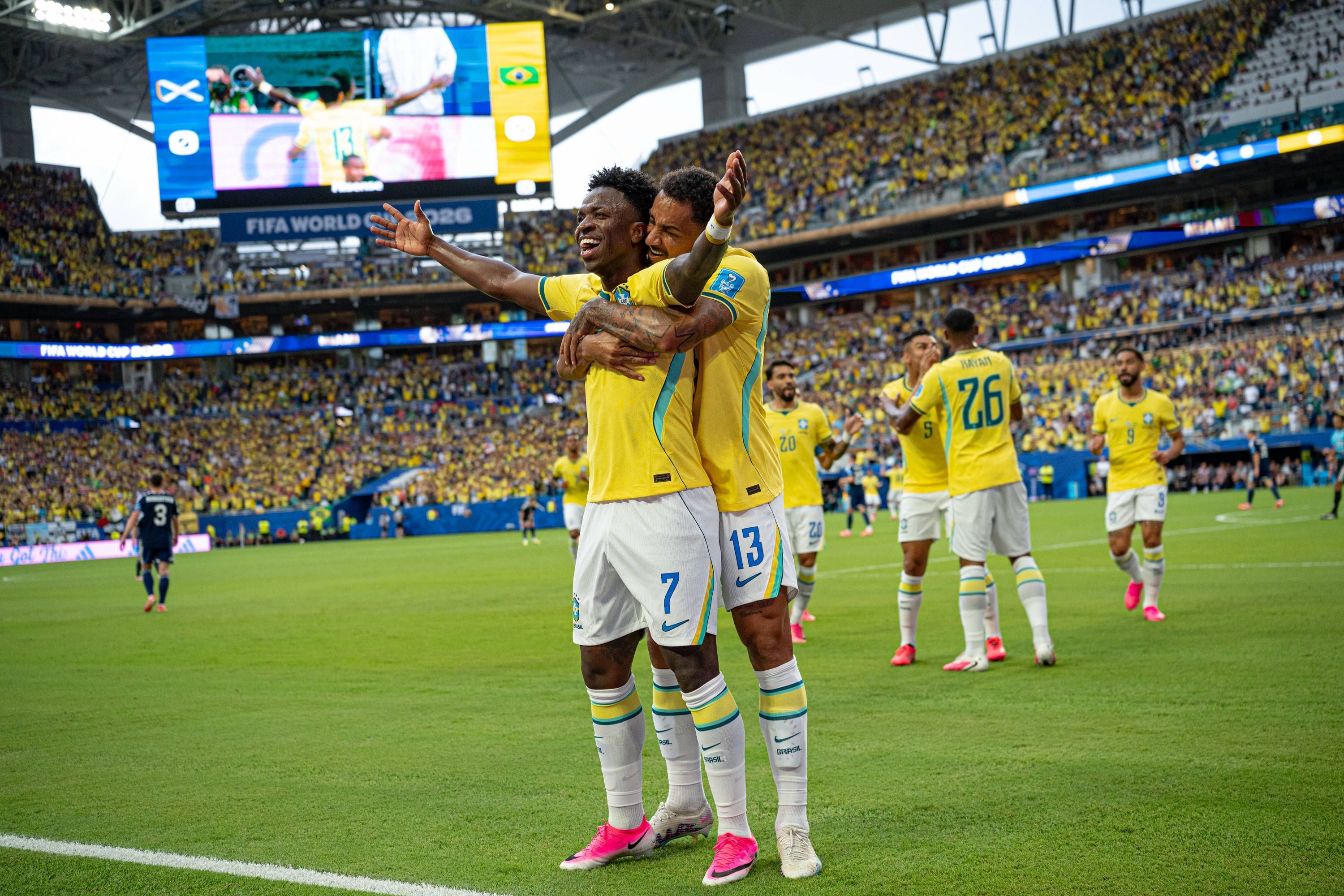 Vinicius Junior und Danilo jubeln nach einem Tor der Brasilianer.
