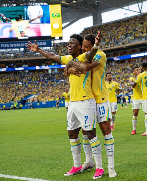 Vinicius Junior und Danilo jubeln nach einem Tor der Brasilianer.