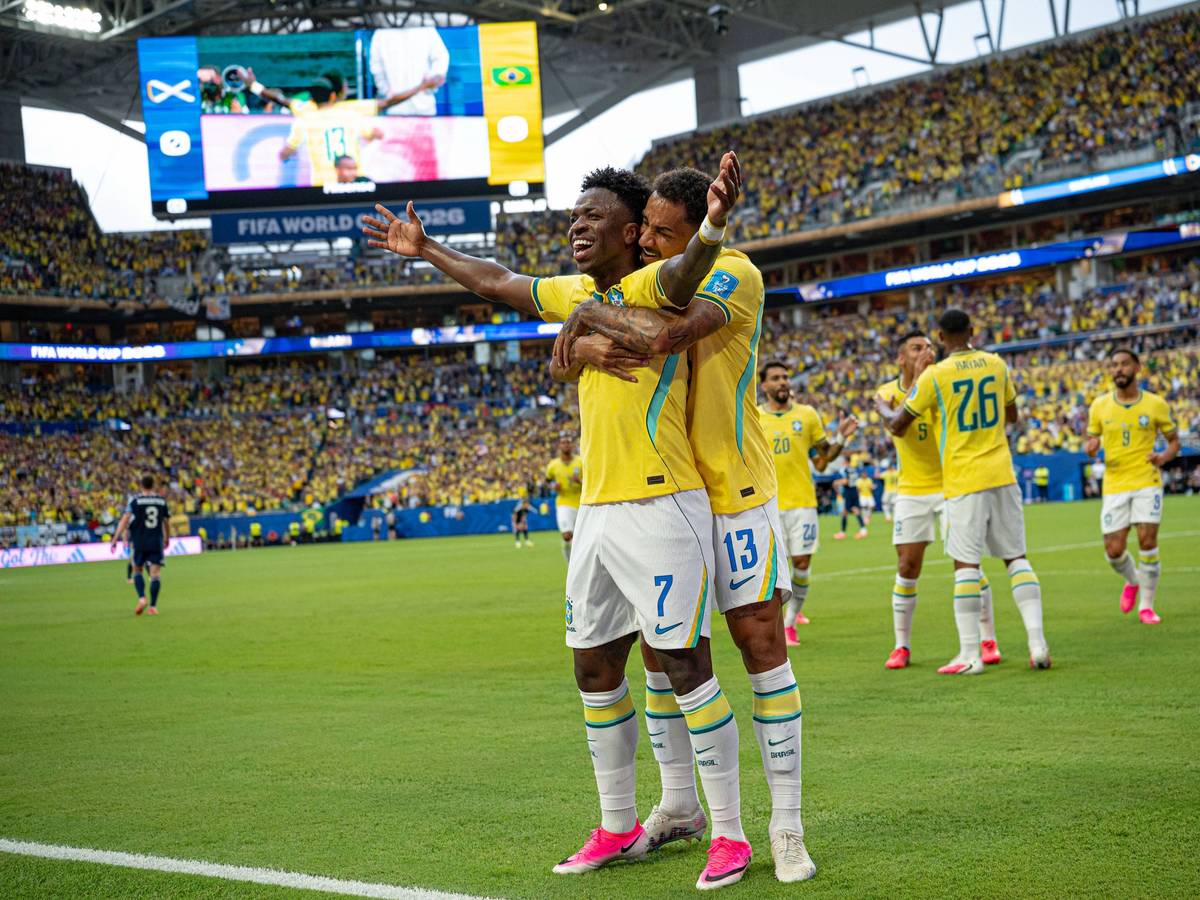 Vinicius Junior und Danilo jubeln nach einem Tor der Brasilianer.