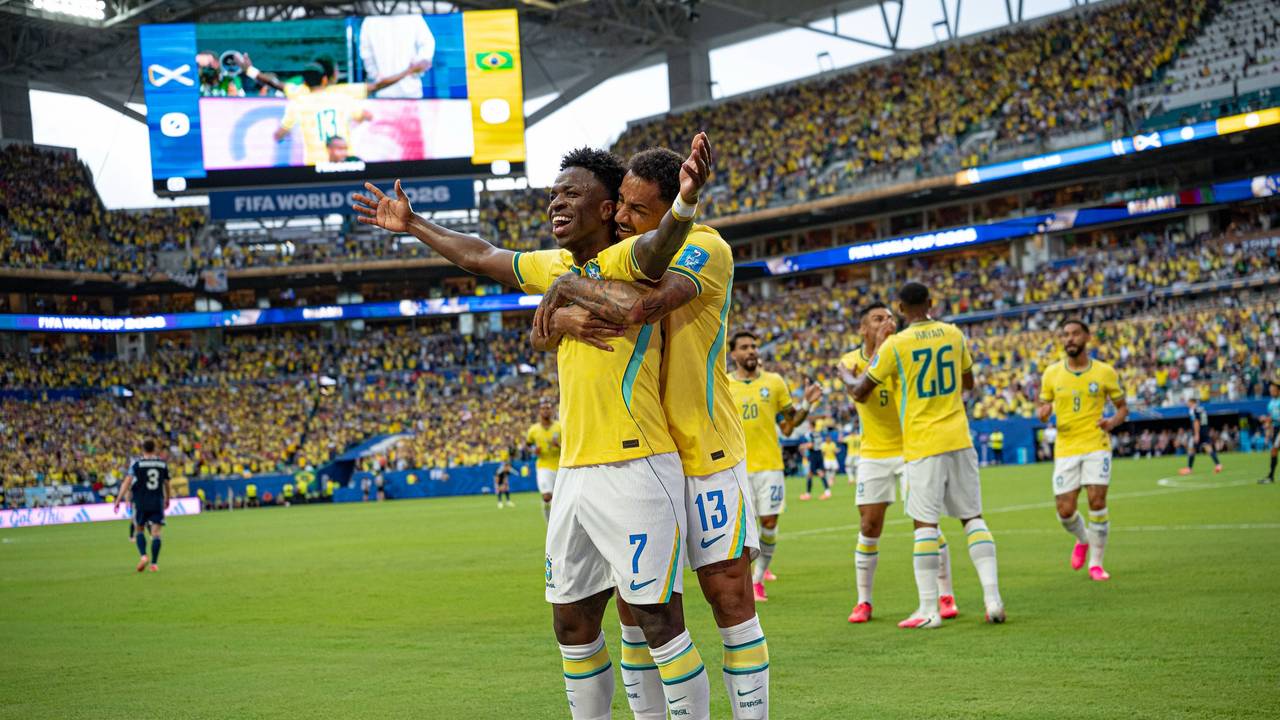 Vinicius Junior und Danilo jubeln nach einem Tor der Brasilianer.