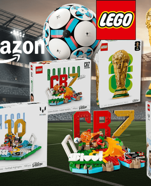 Collage mehrerer LEGO Editions Fußball-Sets im Amazon Sale vor Stadionhintergrund, darunter Mbappé Football Highlights (43013), Messi Football Highlights (43011), Cristiano Ronaldo Football Highlights (43012), Messi Football Legend (43015) sowie der goldene FIFA-WM-Pokal als LEGO-Modell – alle mit bis zu 33 Prozent Rabatt zur UVP.