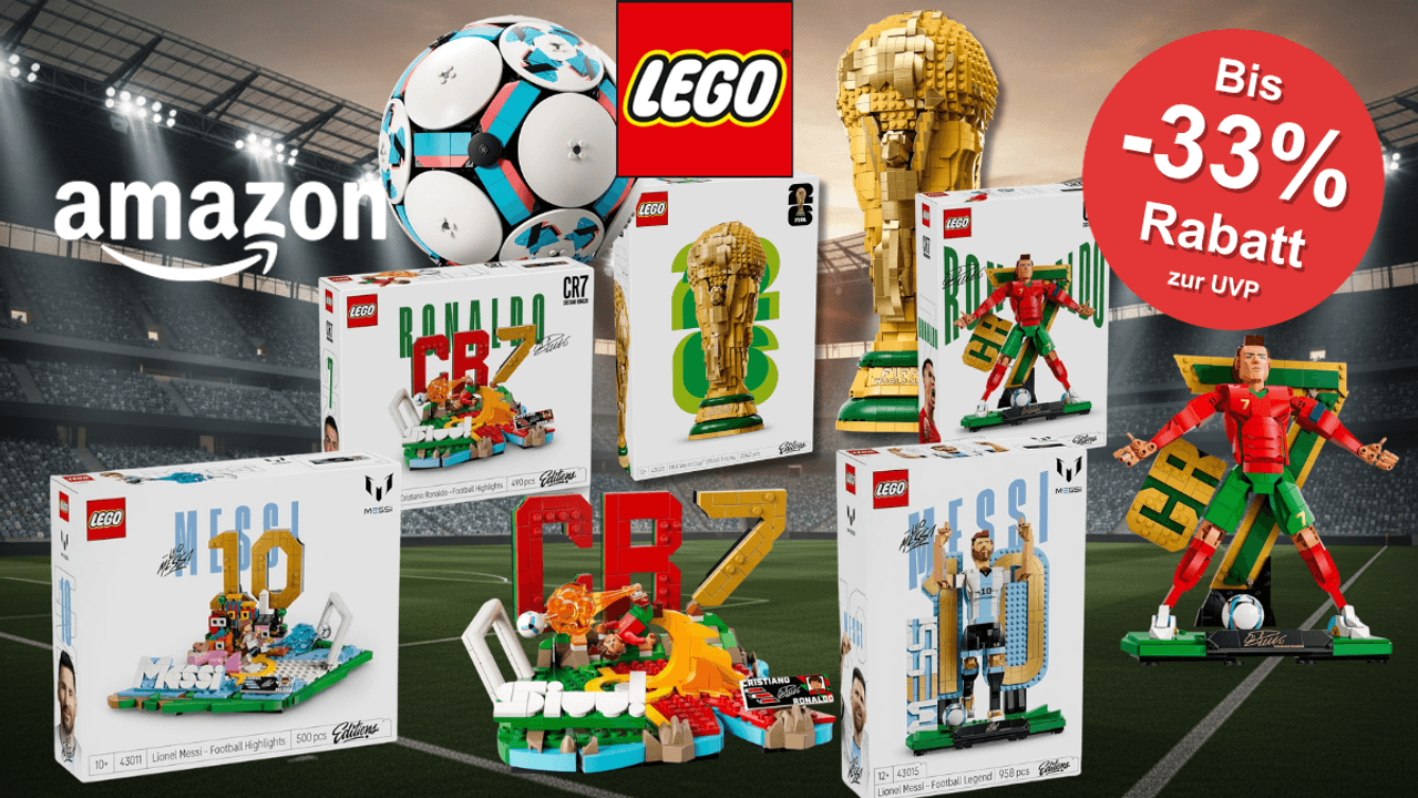 Collage mehrerer LEGO Editions Fußball-Sets im Amazon Sale vor Stadionhintergrund, darunter Mbappé Football Highlights (43013), Messi Football Highlights (43011), Cristiano Ronaldo Football Highlights (43012), Messi Football Legend (43015) sowie der goldene FIFA-WM-Pokal als LEGO-Modell – alle mit bis zu 33 Prozent Rabatt zur UVP.