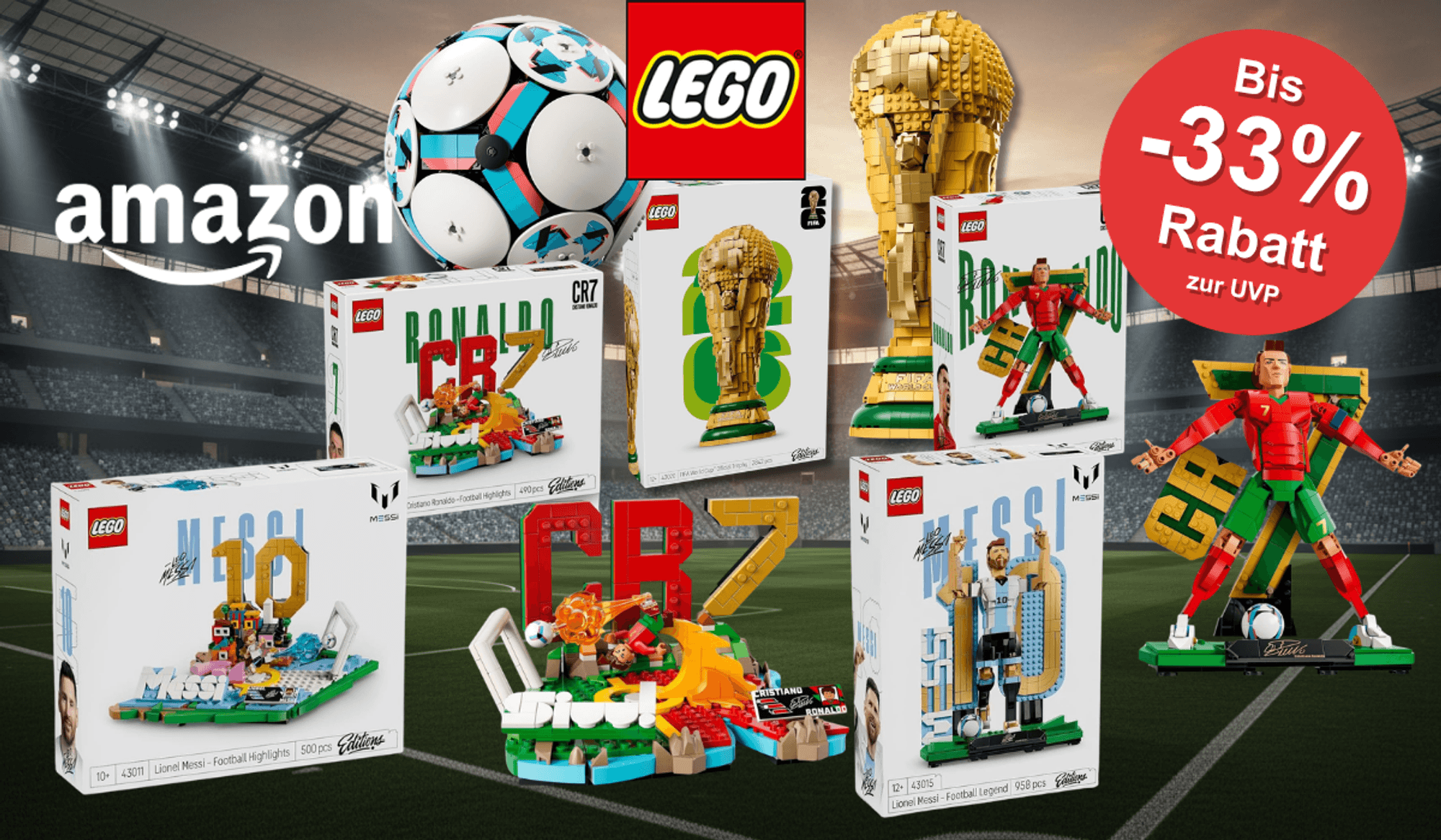 Collage mehrerer LEGO Editions Fußball-Sets im Amazon Sale vor Stadionhintergrund, darunter Mbappé Football Highlights (43013), Messi Football Highlights (43011), Cristiano Ronaldo Football Highlights (43012), Messi Football Legend (43015) sowie der goldene FIFA-WM-Pokal als LEGO-Modell – alle mit bis zu 33 Prozent Rabatt zur UVP.