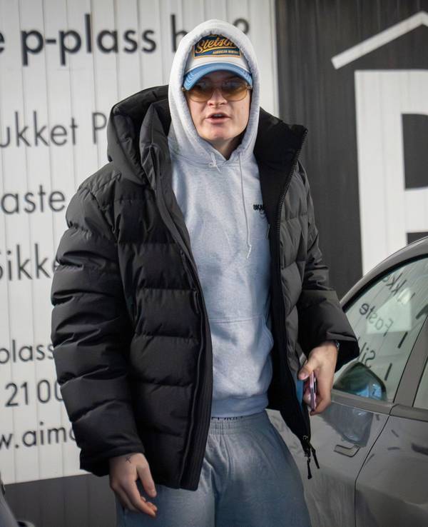 Marius Borg Høiby zwischen Autos.