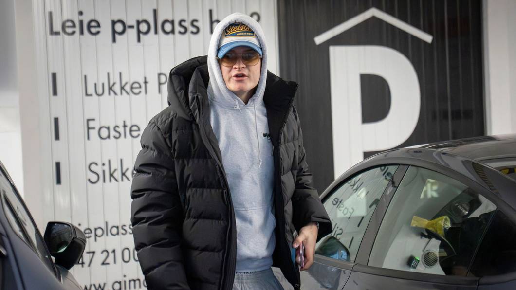 Marius Borg Høiby zwischen Autos.