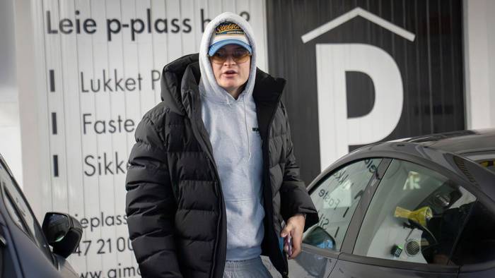 Marius Borg Høiby zwischen Autos.
