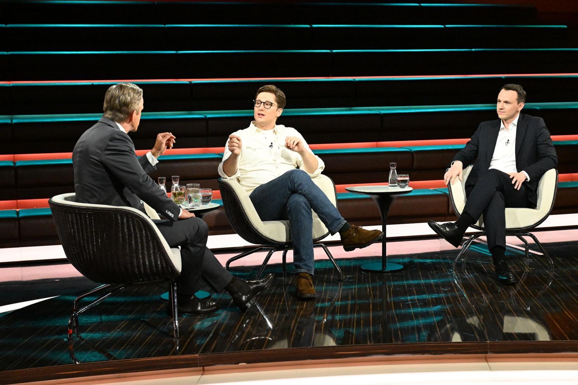 Während sich CDU-Politiker Pascal Reddig (rechts) für das Rentenkonzept starkmachte, argumentierte Philipp Türmer, dass es „ungerecht“ sei. (Bild: ZDF / Markus Hertrich)