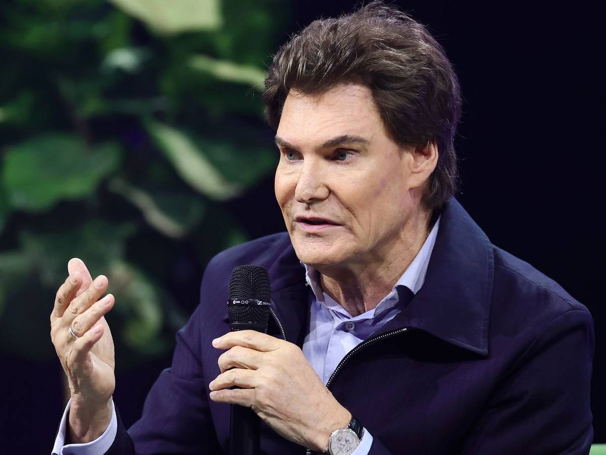 Carsten Maschmeyer hält es nicht für sinnvoll, bei hohen Temperaturen auf Anwesenheitspflichten zu beharren. (Bild: 2026 Getty Images/Andreas Rentz)