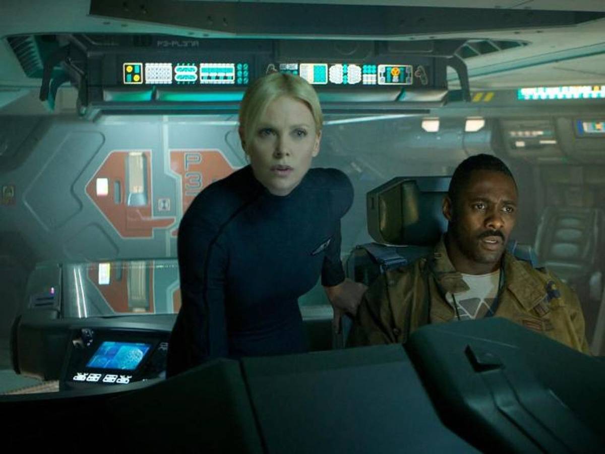 Haben eine mörderische Begegnung mit unheimlichen Wesen aus einer fremden Welt: Pilot Janek (Idris Elba) und Kommandantin Vickers (Charlize Theron). (Bild: 2012 Twentieth Century Fox Film Corporation. All rights reserved.)