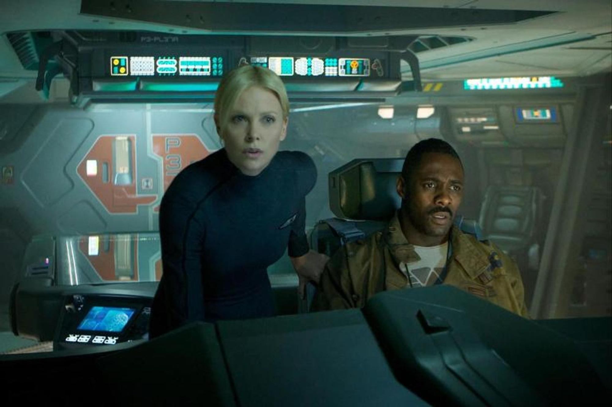 Haben eine mörderische Begegnung mit unheimlichen Wesen aus einer fremden Welt: Pilot Janek (Idris Elba) und Kommandantin Vickers (Charlize Theron). (Bild: 2012 Twentieth Century Fox Film Corporation. All rights reserved.)