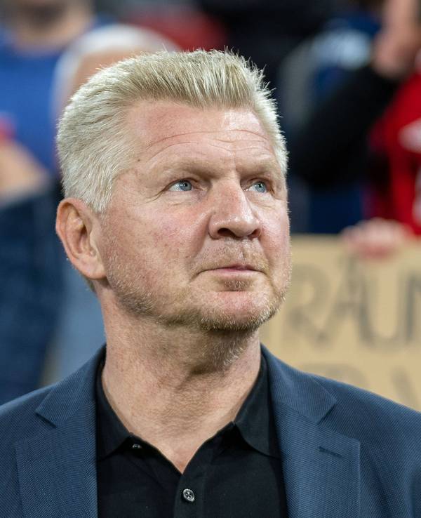 Stefan Effenberg steht im Stadion.