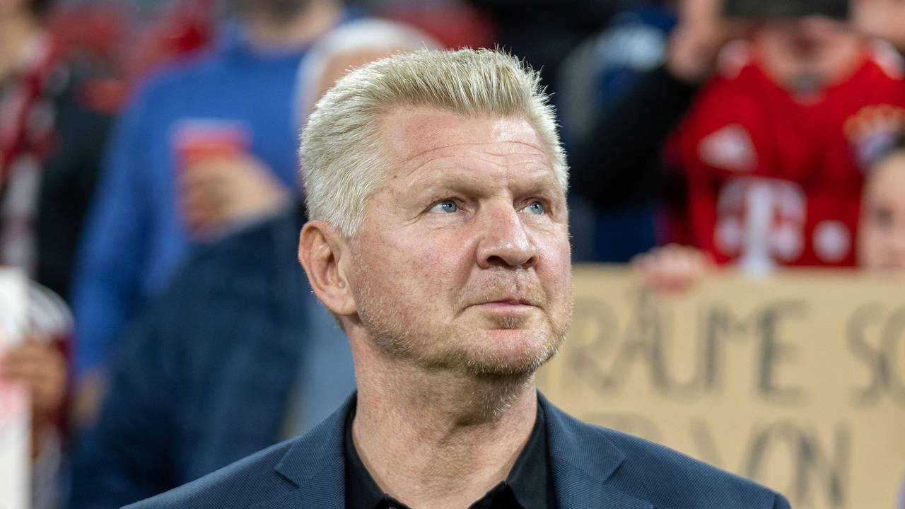 Stefan Effenberg steht im Stadion.