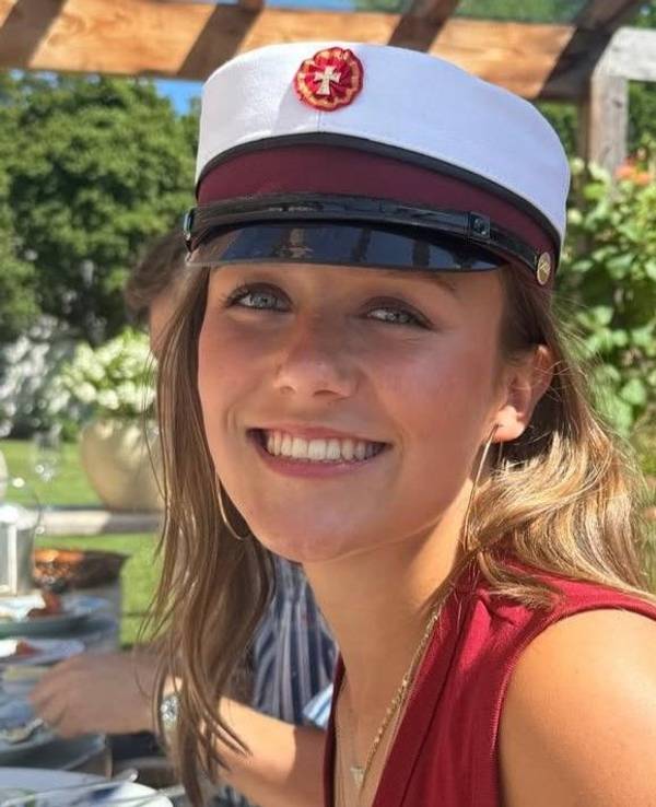 Prinzessin Isabella strahlt.