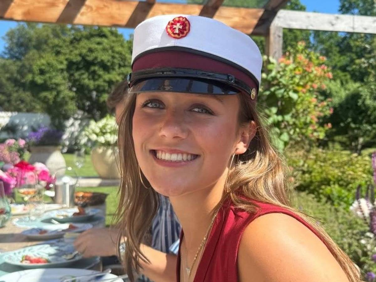 Prinzessin Isabella strahlt.