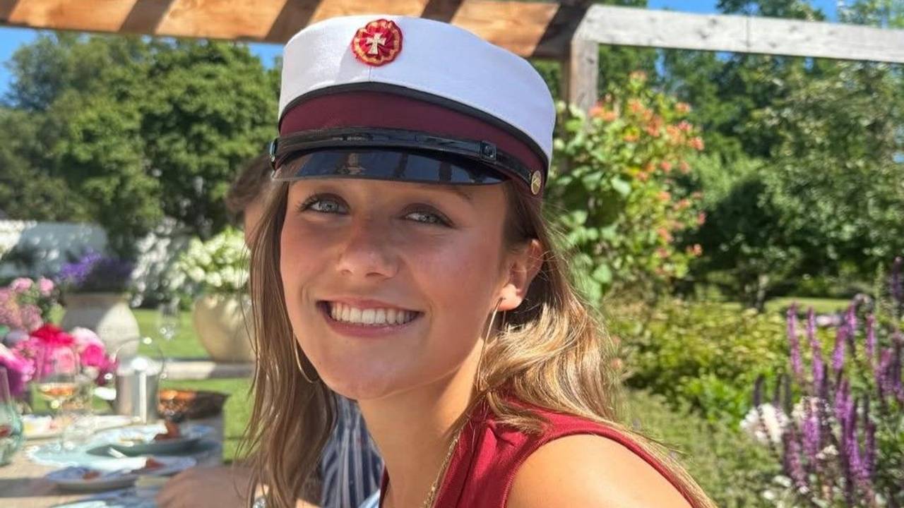Prinzessin Isabella strahlt.