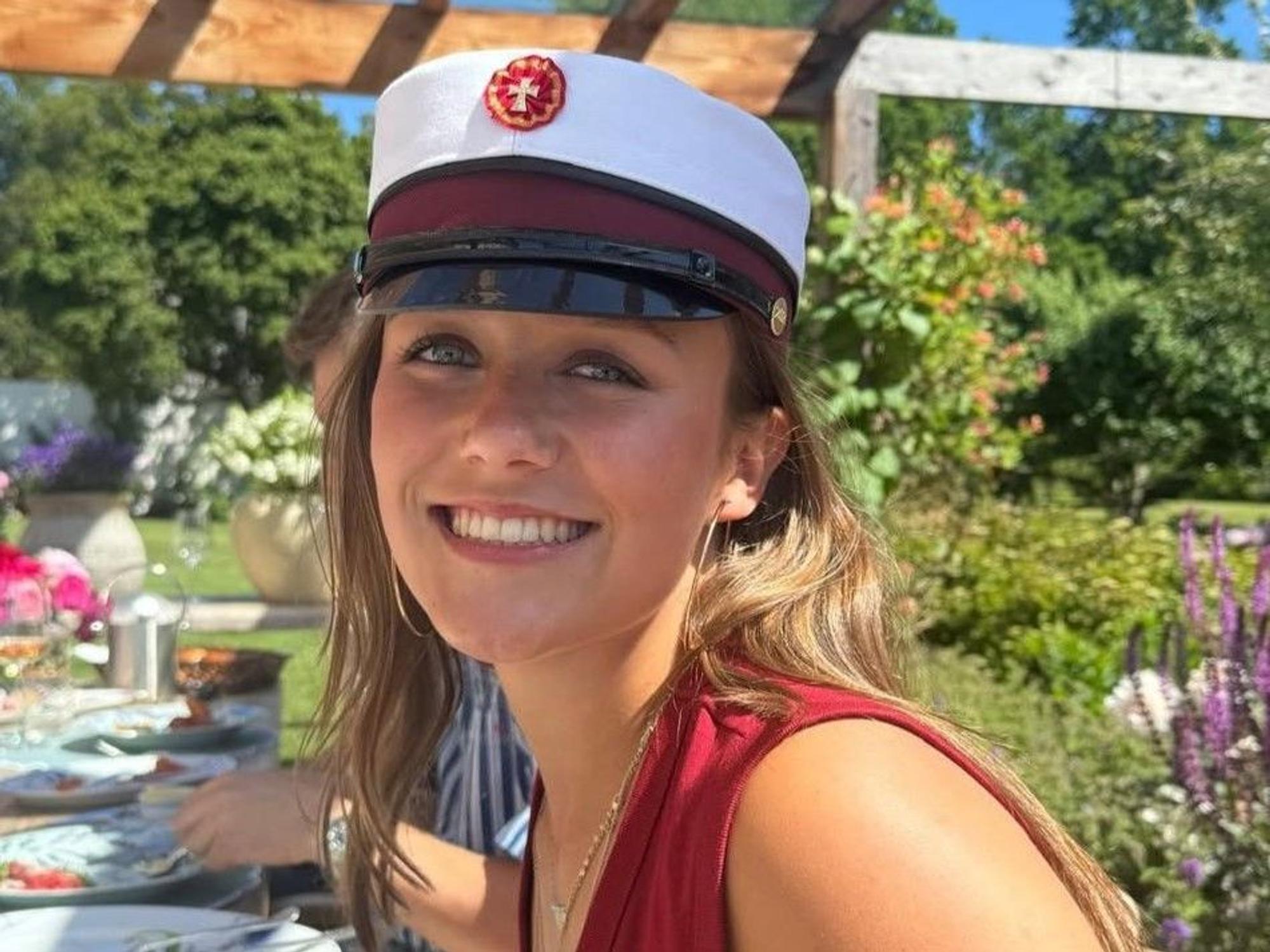 Prinzessin Isabella strahlt.
