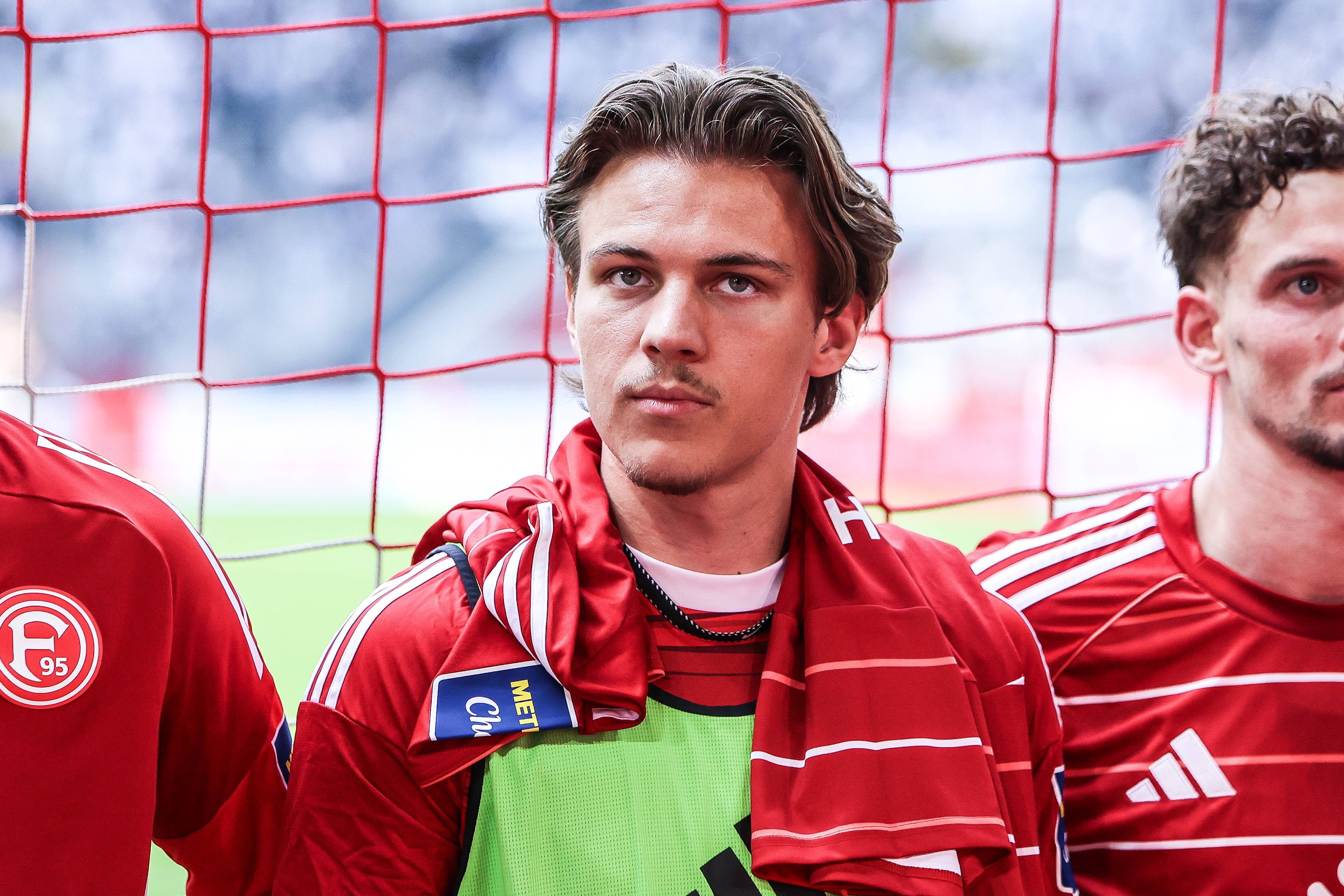 Julian Hettwer nach einem Spiel vor der Fankurve.