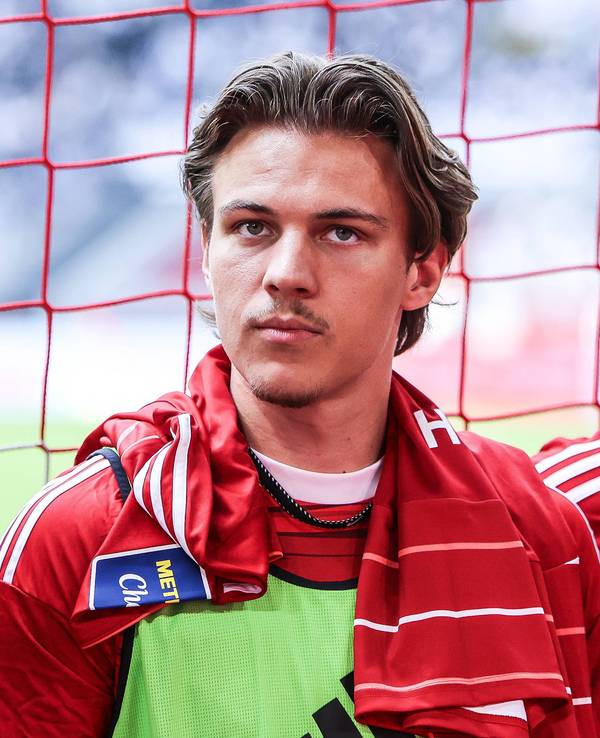 Julian Hettwer nach einem Spiel vor der Fankurve.