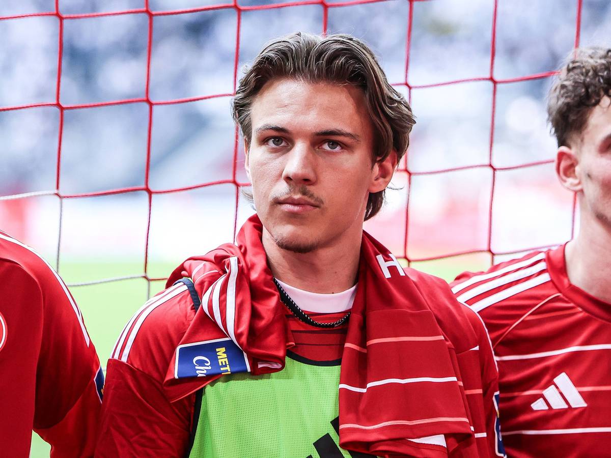 Julian Hettwer nach einem Spiel vor der Fankurve.
