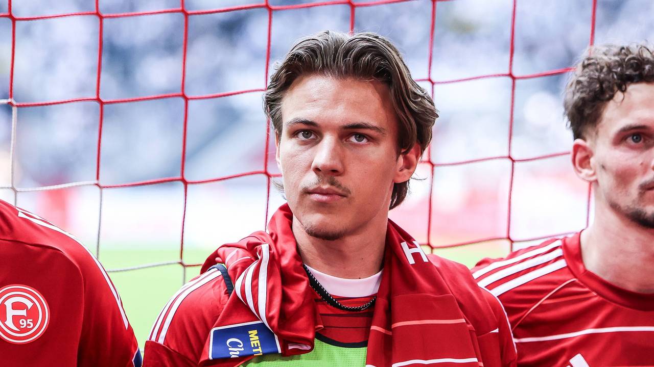 Julian Hettwer nach einem Spiel vor der Fankurve.