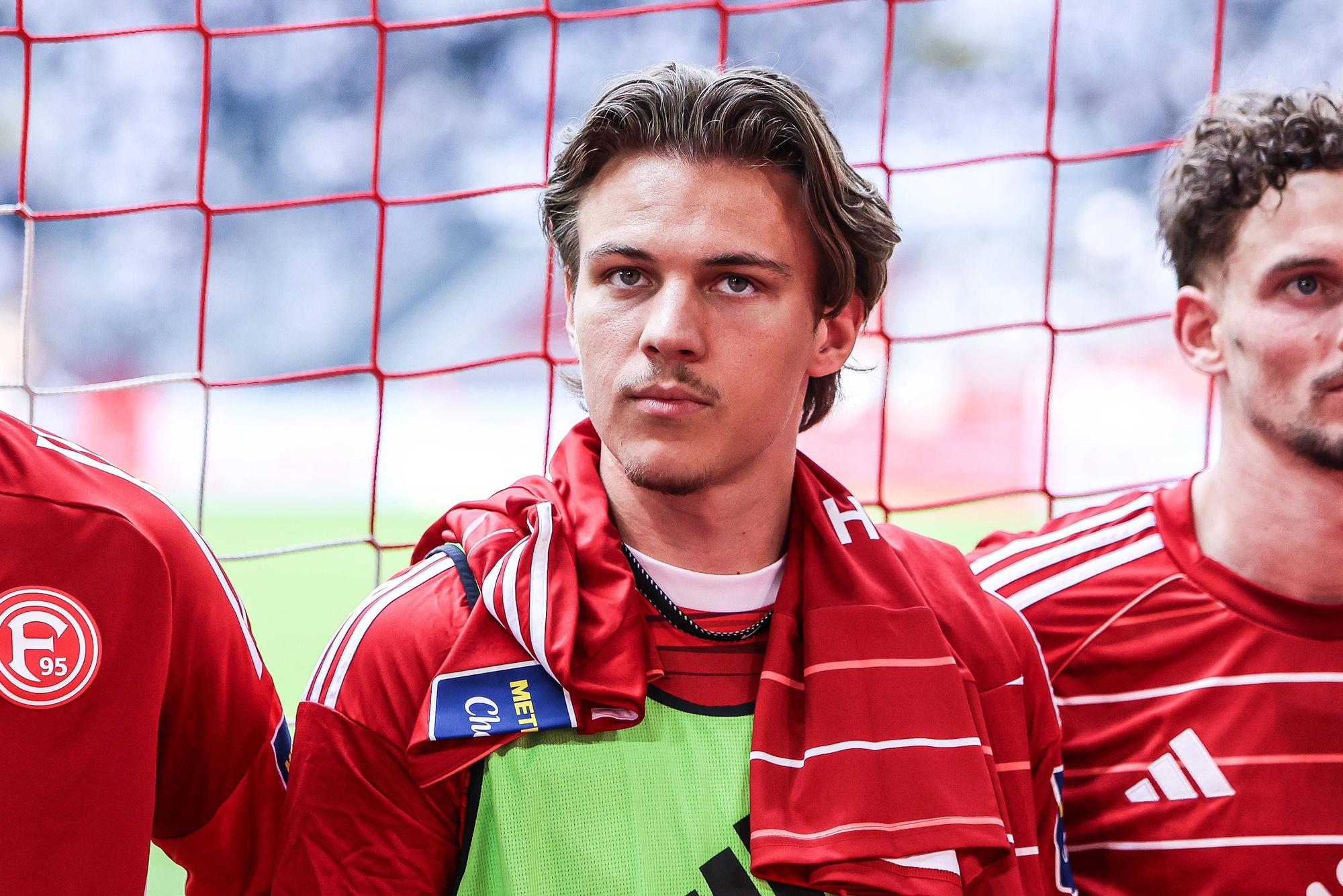 Julian Hettwer nach einem Spiel vor der Fankurve.
